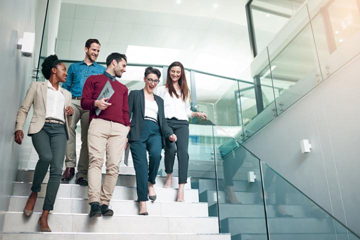 Grupo de colegas de trabajo en una escalera durante su onboarding