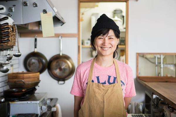 Una mujer sonríe en una cocina