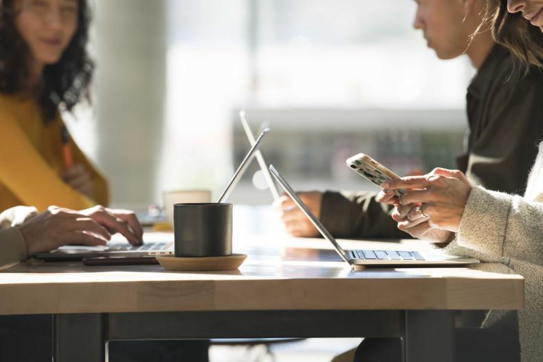 Personas trabajan desde una mesa común