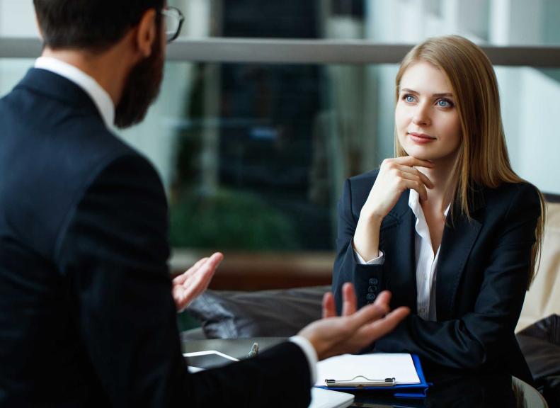 Dos abogados platican fuera de la oficina