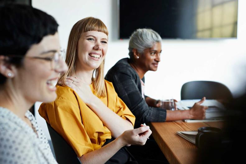 tres mujeres en una reunión de trabajo