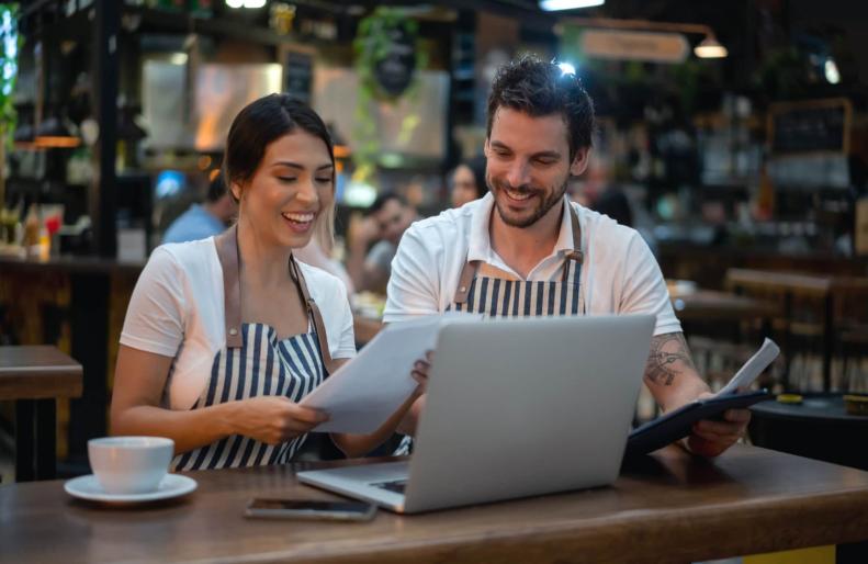 Dos colegas trabajan en un restaurante 