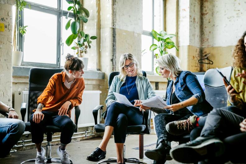 Un grupo de mujeres hacen una reunión